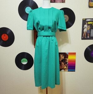 Level 3 | 70s Vintage Green Knit Belted Dress